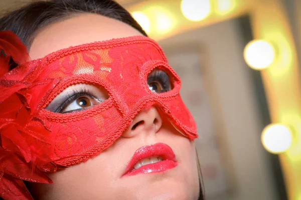 Christm üzerinde maskeli balo karnaval maskesi giyen güzellik modeli kadın — Stok fotoğraf