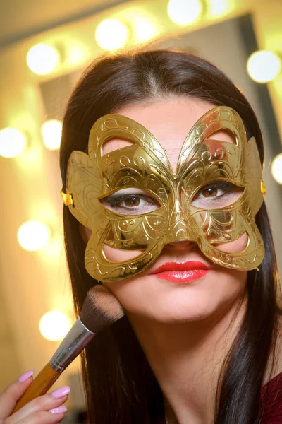 Belleza modelo mujer usando mascarada máscara de carnaval sobre Christm —  Fotos de Stock