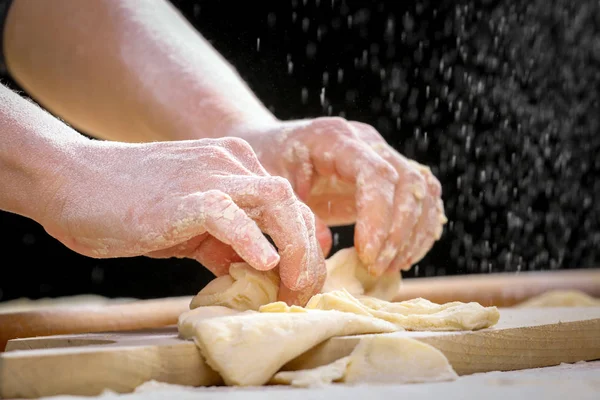 Dokonywanie ciasta przez kobiece dłonie w domu w kuchni — Zdjęcie stockowe