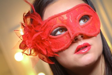 Christm üzerinde maskeli balo karnaval maskesi giyen güzellik modeli kadın