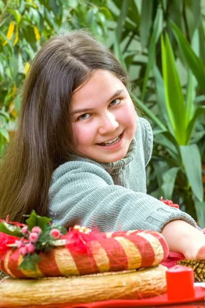 Feliz familia joven preparándose para el Adviento, Vacío de Navidad — Foto de Stock