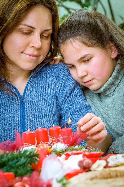 Mladá rodina se připravovat na adventní, vánoční dovolenou — Stock fotografie