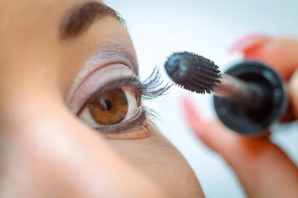 Toepassing van mascara. Make-up Closeup.Eyes Make-up — Stockfoto