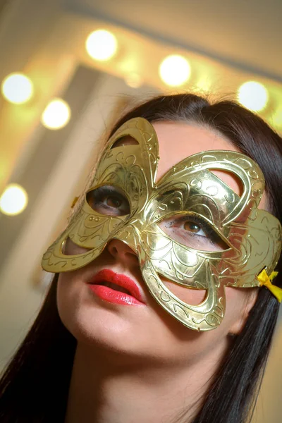 Belleza modelo mujer usando mascarada máscara de carnaval sobre Christm —  Fotos de Stock