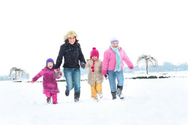 Mutlu aile kışın tadını