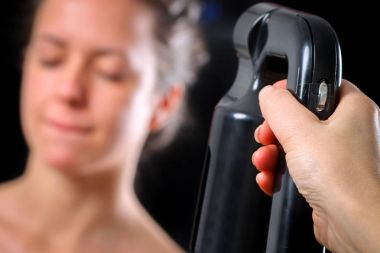 Kadın vücut boyası ile airbrush