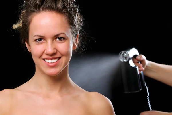 Vrouw lichaam verf met airbrush — Stockfoto