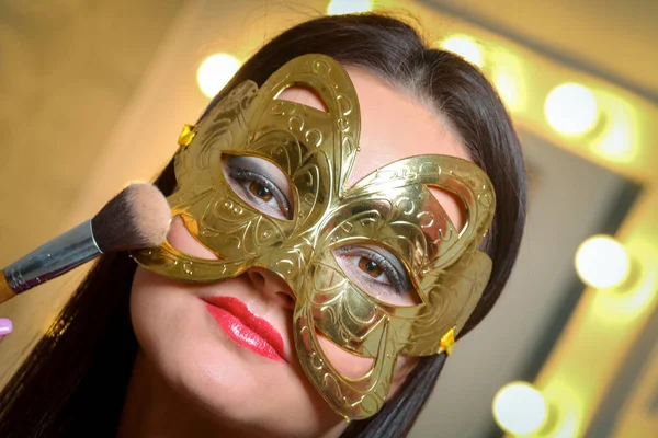 Krásu modelu žena nosí maškarní karneval maska přes Vánoce — Stock fotografie
