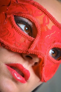 Christm üzerinde maskeli balo karnaval maskesi giyen güzellik modeli kadın
