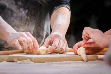 Eller evde mutfak hamur yapma