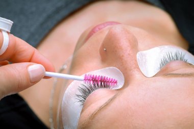 Kirpik uzatma yordamı, uzun kirpik gözle kadın