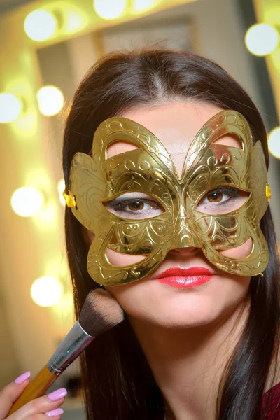 Belleza modelo mujer usando mascarada máscara de carnaval sobre Christm —  Fotos de Stock