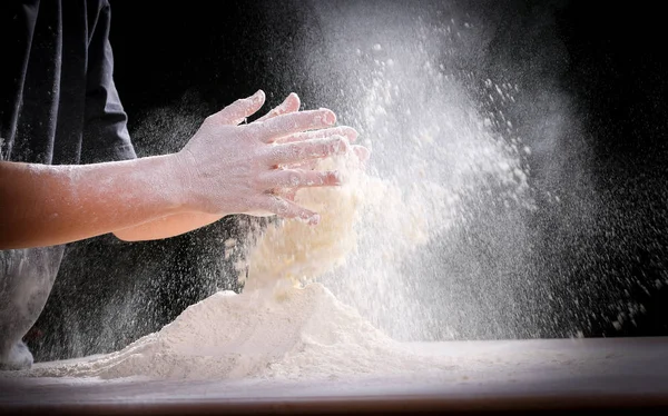 自宅の台所で女性の手で生地を作る — ストック写真