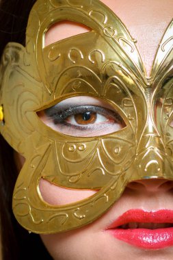 Christm üzerinde maskeli balo karnaval maskesi giyen güzellik modeli kadın