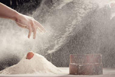 Eller evde mutfak hamur yapma