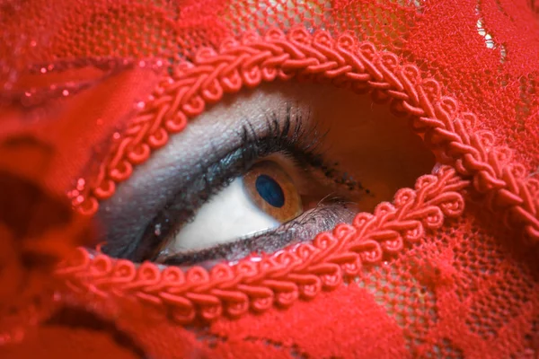Schoonheid model vrouw maskerade carnaval masker dragen over kiest — Stockfoto