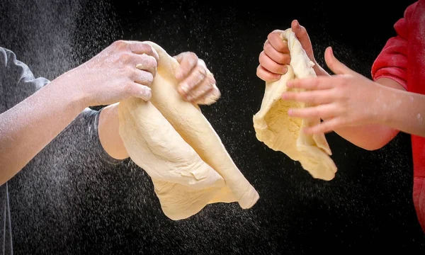 Fare la pasta da mani femminili a casa in cucina — Foto Stock