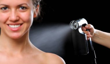 Kadın vücut boyası ile airbrush