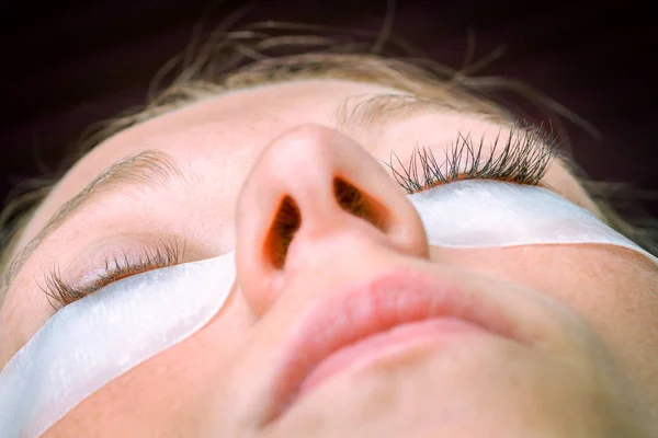 Wimper extensie procedure, vrouw oog met lange wimpers — Stockfoto