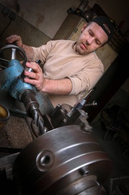 Torna üzerinde metal işçisi