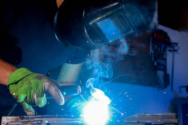 Trabalhador de soldagem do ferro — Fotografia de Stock