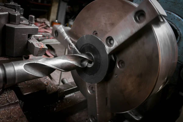 Metalen werknemer werkt op draaibank — Stockfoto