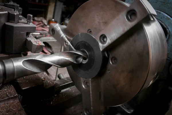 Trabalhador de metal que trabalha no torno — Fotografia de Stock