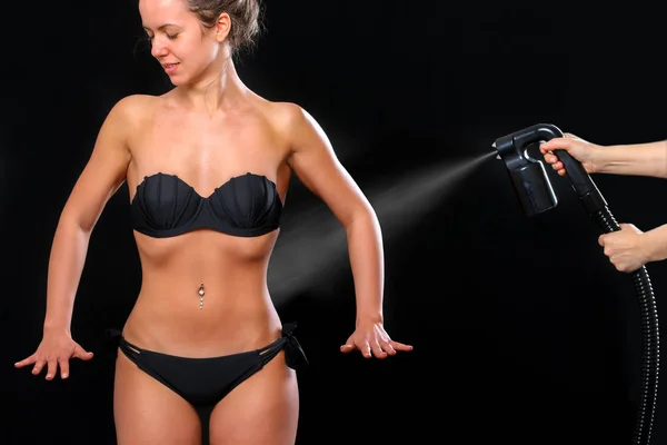Vrouw lichaam verf met airbrush — Stockfoto