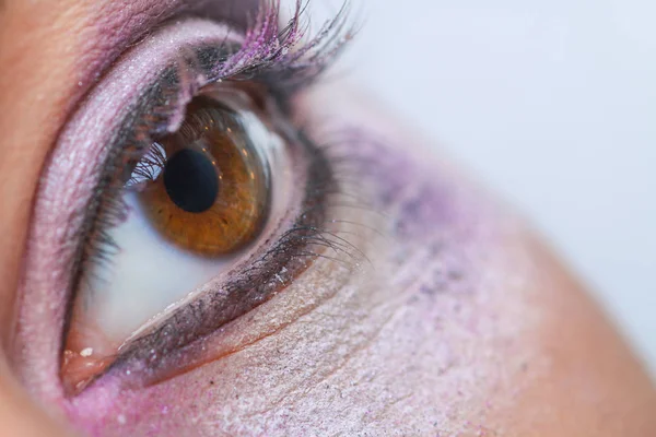 Make-up. Make-up toepassen close-up. Eyeliner. Cosmetische Eyeshadows. — Stockfoto