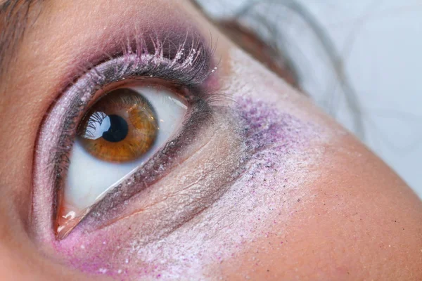 Make-upu. Detailní použití make-up. Tužka na oči. Kosmetické Eyeshadows. — Stock fotografie