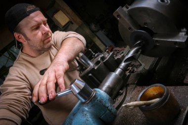 Torna üzerinde metal işçisi