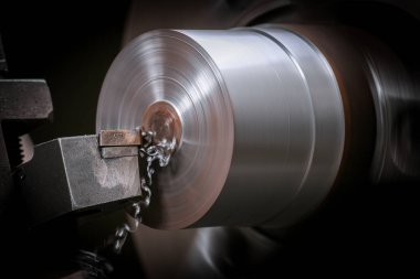 Torna üzerinde metal işçisi