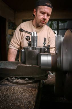 Torna üzerinde metal işçisi