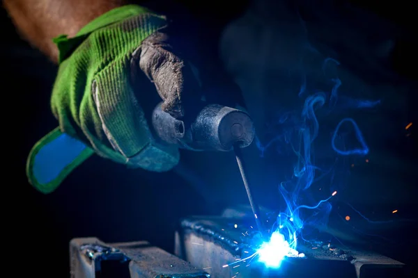 Werknemer lassen van het ijzer — Stockfoto