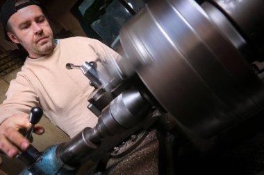 Torna üzerinde metal işçisi