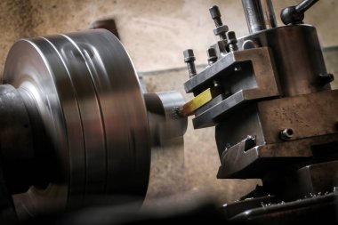 Torna üzerinde metal işçisi