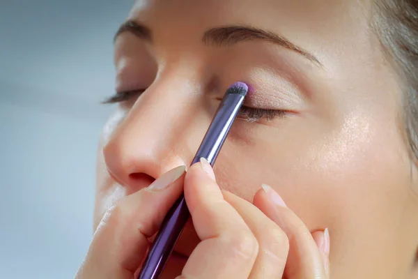 Make-up. Make-up toepassen close-up. Eyeliner. Cosmetische Eyeshadows. — Stockfoto