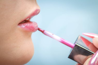 : Sağlıklı sürekli makyaj h sahip genç güzel kadın