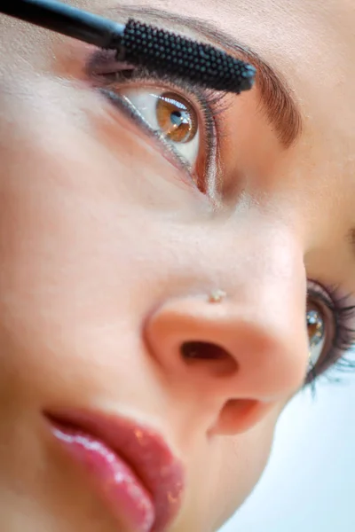 Toepassing van mascara. Make-up Closeup.Eyes Make-up — Stockfoto