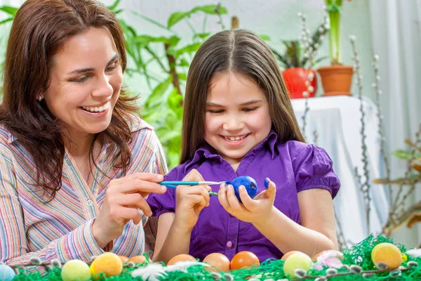 Mother and her children paint easter eggs — Stock Photo, Image