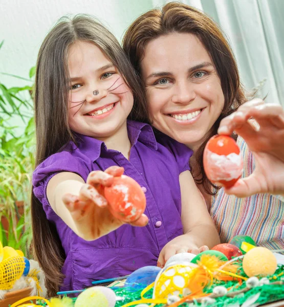 Mother and her children paint easter eggs — Stock Photo, Image