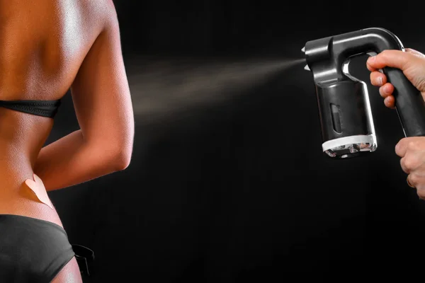 Kadın vücut boyası ile airbrush