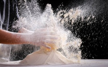 Eller evde mutfak hamur yapma