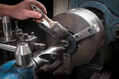 Torna üzerinde metal işçisi