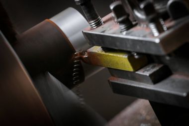 Torna üzerinde metal işçisi