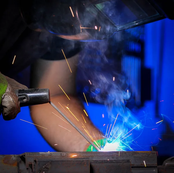 Trabajador soldando el hierro —  Fotos de Stock