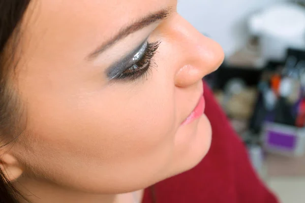 Close-up portret van jong mooi meisje met oog make-up — Stockfoto