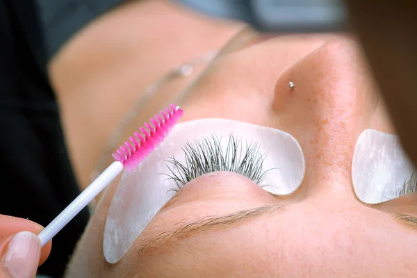 Procedimiento de extensión de pestañas, ojo de mujer con pestañas largas — Foto de Stock