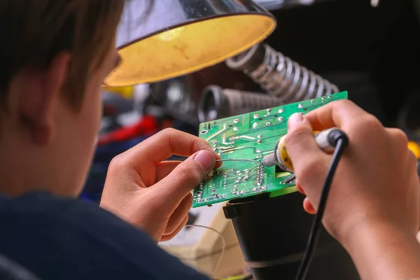 Reparación de dispositivos electrónicos, piezas de soldadura de estaño —  Fotos de Stock