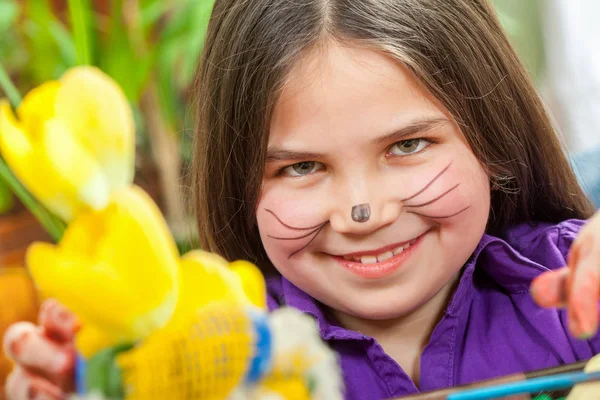 Mother and her children paint easter eggs — Stock Photo, Image